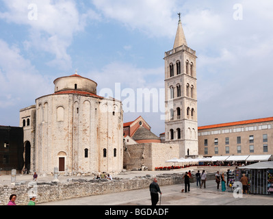 Roman Forum, Church von St. Donatus, Sveti Donat, Glockenturm der Kathedrale der Hl. Anastasia, Sveti Stooeija, Zadar, Dalmatien, Cro Stockfoto