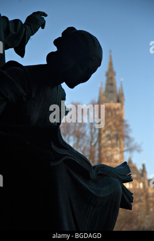 Universität Glasgow gesehen, vorbei an einer Statue auf die Kelvingrove Museum und Galerien in glasgow Stockfoto