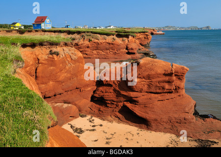 Rote Klippen von La Grande Echouerie, Ile du Cap Aux Meules, Iles De La Madeleine, Maritime Magdalen Inseln, Quebec, Kanada, Nort Stockfoto