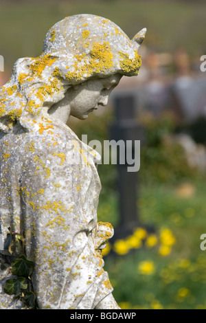 Statue von traurig aussehende Mädchen im Kirchhof der St.-Nikolaus-Kirche, Abbotsbury, Dorset, England, UK Stockfoto