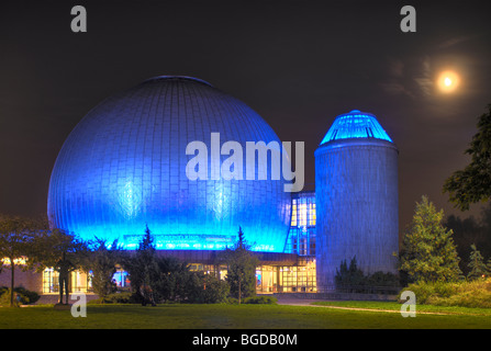 Zeiss-Großplanetarium. Zeiss-Grossplanetarium bei Nacht in Berlin Prenzlauer Berg. Berlin. Deutschland. Europa. Stockfoto