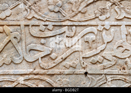 Kalligraphie in Farsi auf einem historischen Grabstein in einer Moschee in Ardabil, Iran, Persien, Asien Stockfoto