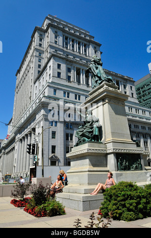Sonnenbad am Dorchester Square, Montreal, Quebec, Kanada, Nordamerika Stockfoto