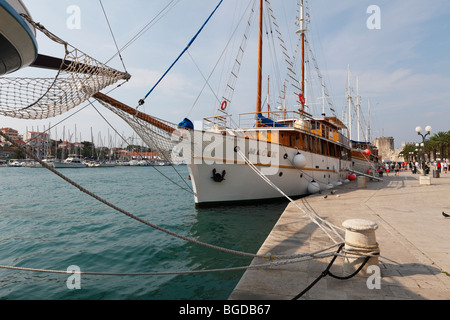 Segelschiff im Hafen von Trogir, Adria, Dalmatien, Kroatien, Europa Stockfoto