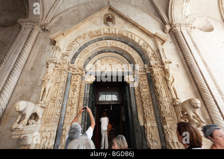 Westportal der Kathedrale von St. Lawrence, Katedrala Sv. Lovre, Trogir, Dalmatien, Kroatien, Europa Stockfoto