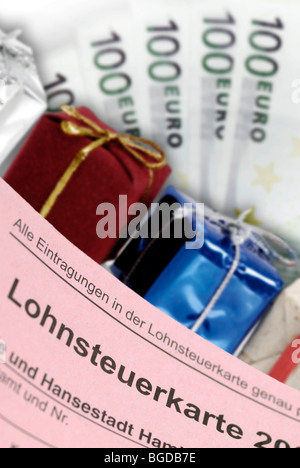 Lohnsteuerkarte, Geschenke und Banknoten, symbolisches Bild Steuer Giveaways Stockfoto