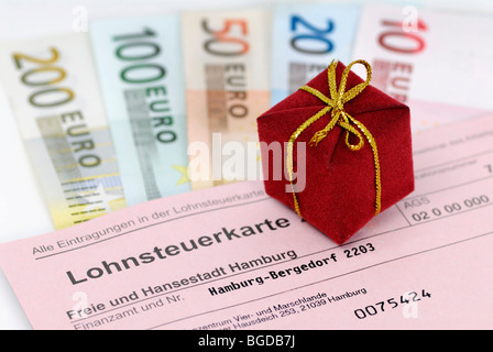 Lohnsteuerkarte, Geschenk und Banknoten, symbolisches Bild Steuer Werbegeschenk Stockfoto