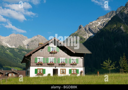 Bauernhof im Kleinwalsertal Tal, Allgäu, Vorarlberg, Österreich, Europa Stockfoto