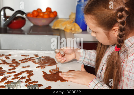 Kleine Mädchen machen hausgemachte Lebkuchen zu Weihnachten Stockfoto