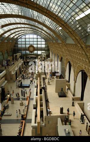 Hauptgalerien im Inneren des Musée d'Orsay oder des Musée d'Orsay (ehemaliger oder umgebauter Bahnhof), Paris, Frankreich Stockfoto