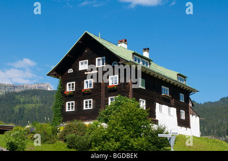 Haus in der Nähe von Riezlern im Kleinwalsertal mit Mt. Hoher Ifen, Allgäu, Vorarlberg, Austria, Europe Stockfoto