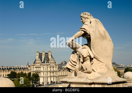 Louvre Museum & Beaux-Arts oder klassische Skulptur oder Statue mit Buch auf der Dachterrasse des Musée d'Orsay oder des Musée d'Orsay, Paris, Frankreich Stockfoto