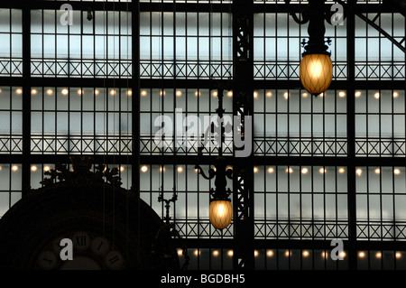 Glas- und Eisenarbeiten im Musée d'Orsay oder im Musée d'Orsay, einem ehemaligen oder umgebauten Bahnhof (erbaut 1898-1900), Paris Frankreich Stockfoto