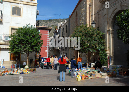 Markt auf dem Dorfplatz, Relleu, Provinz Alicante, Comunidad Valenciana, Spanien Stockfoto