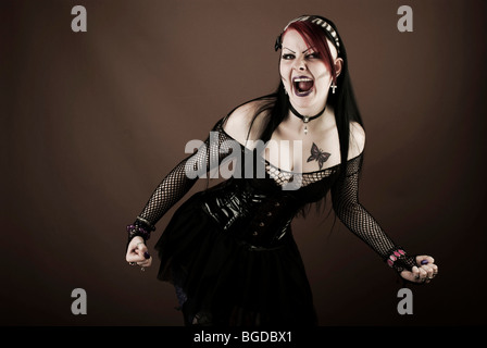 Frau, Gotik, schreiend mit geballten Fäusten Stockfoto