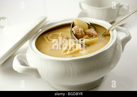 Nudeln Suppe mit Fleischbällchen Rezept zur Verfügung. Stockfoto