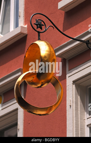 Zwei gold Trauringe als Zeichen außerhalb einer Schmuck Shop, Freiburg Im Breisgau, Baden-Württemberg, Deutschland, Europa Stockfoto