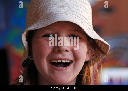 Porträt eines lächelnden Mädchens mit Sommersprossen einen weißen Hut Stockfoto