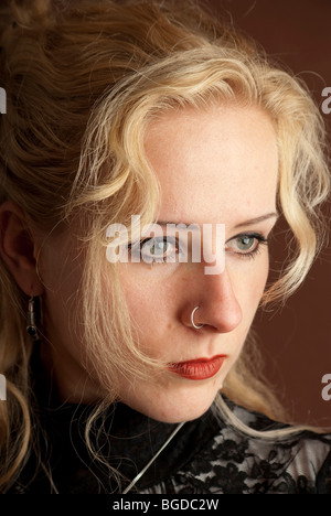 Junge Frau, blond, gotischen Stil mit einem ernsten Ausdruck auf ihrem Gesicht Stockfoto