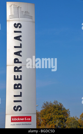 Firmenschild am Sitz der Stahlhandelsunternehmen Kloeckner & Co Multi Metall Verteilung im Silberpalais offic Stockfoto