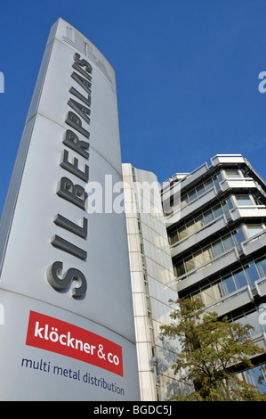 Firmenschild am Sitz der Stahlhandelsunternehmen Kloeckner & Co Multi Metall Verteilung im Silberpalais offic Stockfoto