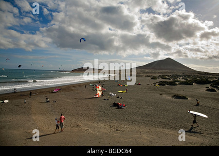 der Strand voller Kitesurfer und Windsurfer am Cabezo-Strand, El Medano, Teneriffa, Kanarische Inseln, Spanien Stockfoto