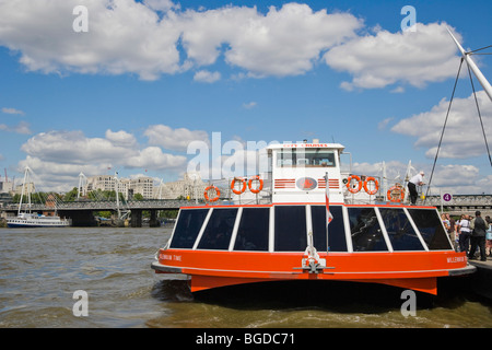 City Cruises Boot am Fluss Themse gegen Hungerford Bridge mit den Golden Jubilee Gehwege, Blick vom Fluss Themse, Stadt der W Stockfoto