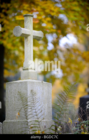 Grabstein mit hellem Stein überqueren vor bunten Herbstlaub, München, Bayern, Deutschland, Europa Stockfoto