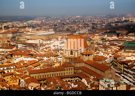 Die Kuppel der Kirche San Lorenzo in der Piazza Lorenza, Toskana, Florenz im morgendlichen Sonnenlicht am frühen Morgen Stockfoto