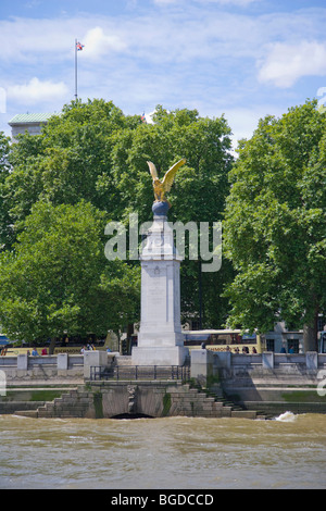 Die RAF-Gedenkstätte, Per Ardua Ad Astra, Victoria Embankment, Blick vom Fluss Themse, City of Westminster, England, Vereinigtes Königreich Stockfoto