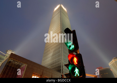 Hochhaus, Hochhaus an der Ampel an der Kreuzung in modernen Peking, Guomao District, Beijing, China, Asien Stockfoto