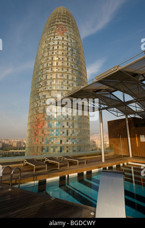 Torre Agbar, Bürogebäude, gesehen von der Hotelterrasse mit einem Pool, Barcelona, Katalonien, Spanien, Europa Stockfoto
