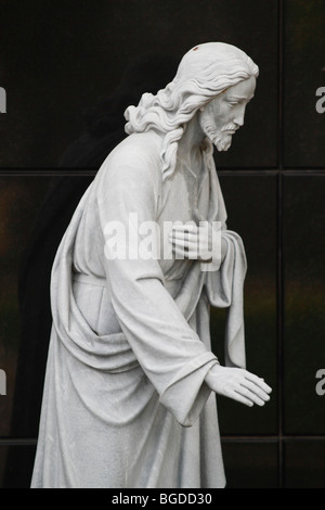 Jesus-Statue vor schwarzem Marmor auf einem Grab, Cimetière du Vieux Château Friedhof, Nizza, Alpes Maritimes, Région Provence-Al Stockfoto