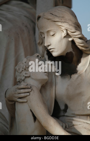 Junge Frau mit einem Kind blickte zu ihr in die Arme, Statuen auf ein Grab, Cimetière du Vieux Château Friedhof, Nizza, Alpes Stockfoto