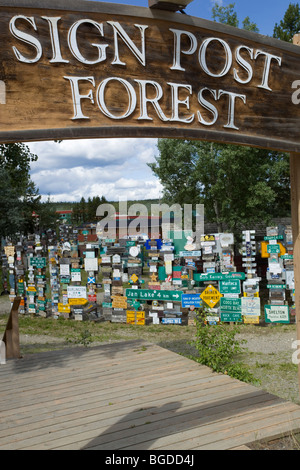 Berühmten Alaska Highway Sign Post Forest in Watson Lake, Yukon Territorium, Kanada Stockfoto