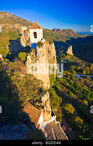 Weiß gewaschen Kirche Glockenturm neben dem Castell de Guadalest, Burg Guadalest, Guadalest, Costa Blanca, Provinz Alicante, Stockfoto