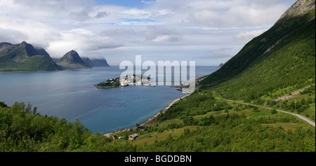 Das Dorf Husoy auf einer kleinen Insel in den Fjord, Senja, Nord-Norwegen Stockfoto