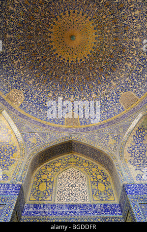 Bunte Fayence Fliesen im zentralen Gebet Hall von Shah oder Imam, Emam Moschee am Meidan-e Emam, Naqsh-e Jahan, Imam-Platz, UN Stockfoto