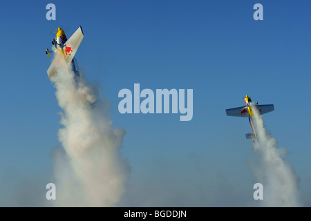 Kunstflug mit Modellflugzeugen Stockfoto