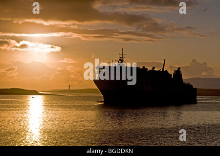 Die schottischen Northlink Fähre zwischen Scrabster und Stromness Orkney auf einen ruhigen Winter Morgen angekommen. Stockfoto