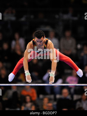 Matthias Fahrig, GER, mit Reck und Stufenbarren Handprotektoren am Reck, EnBW Gymnastics World Cup 2009, Porsche-Arena Stockfoto