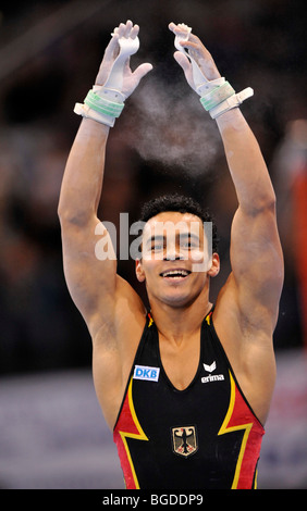 Matthias Fahrig, GER, mit Reck und Stufenbarren Handprotektoren, animieren die Zuschauer zum jubeln, EnBW Gymnastics World Cup 2009, Stockfoto