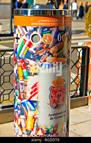 Batterie-Papierkorb in der Stadt Granada, Provinz Granada, Andalusien (Andalusien), Spanien, Europa. Stockfoto