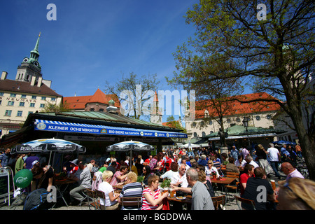 Biergarten am Viktualienmarkt vermarktet, München, Bayern, Deutschland, Europa Stockfoto