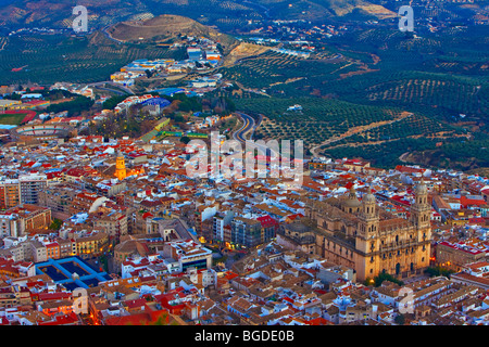 Stadt Jaen und Kathedrale in der Abenddämmerung, Provinz Jaen, Andalusien (Andalusien), Spanien, Europa. Stockfoto