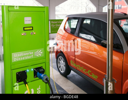 Ladestation für Elektroautos ein Mietwagenunternehmen in einem öffentlichen Parkhaus Stockfoto