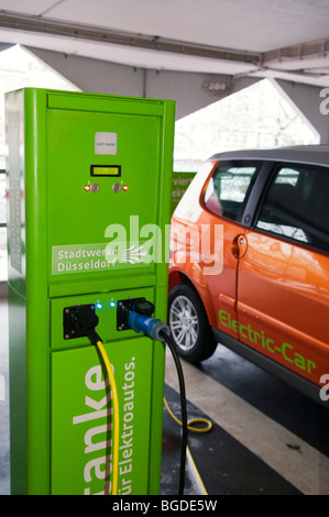 Ladestation für Elektroautos ein Mietwagenunternehmen in einem öffentlichen Parkhaus Stockfoto