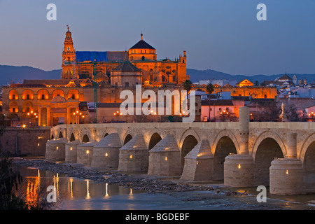 Puente Romano (Brücke) über den Rio Guadalquivir (Fluss) und der Mezquita (-Moschee-Kathedrale) während der Dämmerung in der Stadt der Schnur Stockfoto