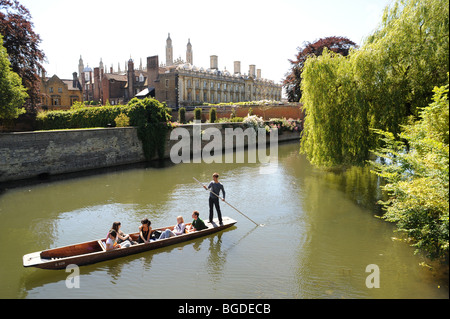 Touristen genießen Sie einen warmen Sommer Punt Fahrt auf dem Fluss Cam hinter Trinity College der Universität Cambridge, Cambridge, UK. Stockfoto