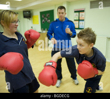 Schülerinnen und Schüler im Broadoak Sports College einer weiterführenden Schule in BURY, in der Nähe von Manchester-Boxen in der Turnhalle als Bestandteil ihrer Sportunterricht. Stockfoto